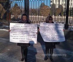 Возле Белого дома проходит митинг против следователя СС ГУВД Бишкека