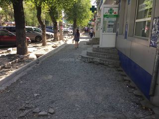 На Московской-Логвиненко 3 недели не восстанавливают перекопанный тротуар (фото)