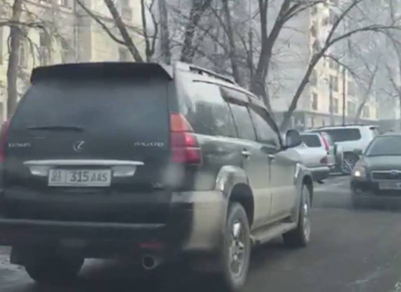 Видео — На Абдымомунова «Лексус» припарковался на встречной полосе и перекрыл движение