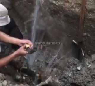 «Бишкекводоканал» меняет водопроводные сети на пересечении Красный Строитель-Берликского