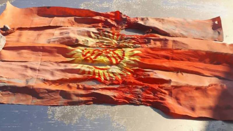 Видео – В Бишкеке на улице Абаканской нашли разрезанный на ленточки флаг Кыргызстана