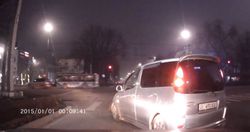 В Бишкеке на Чуй-Ибраимова таксист пересек стоп линию на красный свет - читатель (видео)
