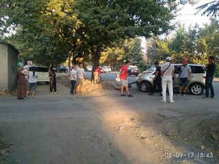 В результате ДТП на ул.Салиевой в Бишкеке машина врезалась в забор дома <i>(фото)</i>