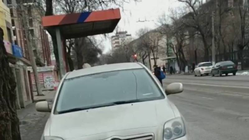 В Бишкеке на ул.Горького водитель «Тойоты» припарковался заехав на остановку, - горожанин (видео)