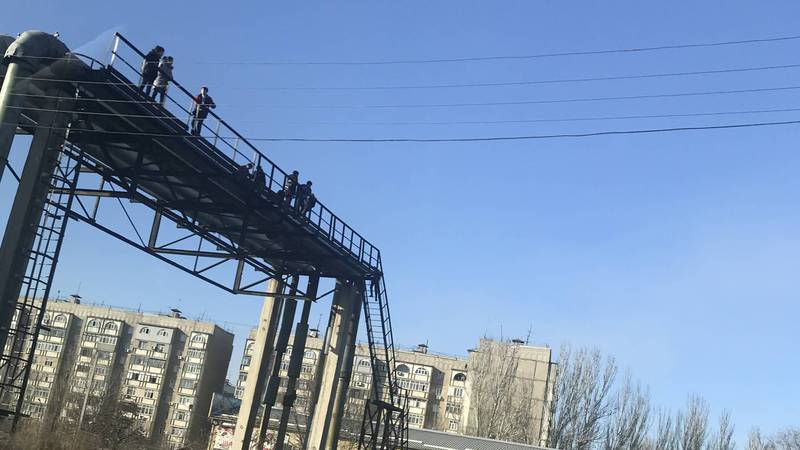 На Л.Толстого-7 апреля на теплотрассе над железной дорогой сидят люди (фото)
