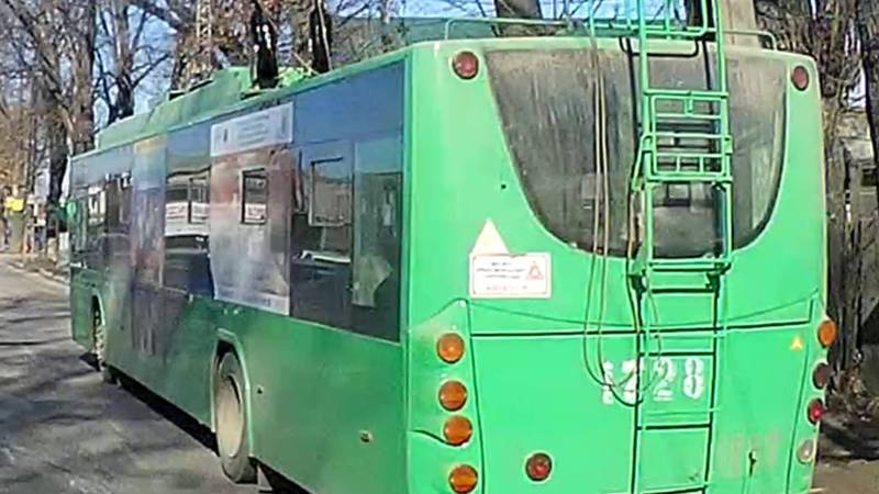 В Бишкеке троллейбус с маршрутом №17 проехал на красный сигнал светофора, - очевидец (видео)