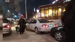 На Чуй-Шопокова таксисты заезжают на тротуар