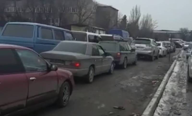 В Бишкекском РЭО километровая очередь на перерегистрацию автотранспорта, - житель (видео)