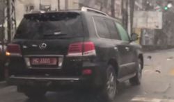 Видео – На Московская-Турусбекова водитель «Лексуса» с дипномерами выехал на встречную полосу