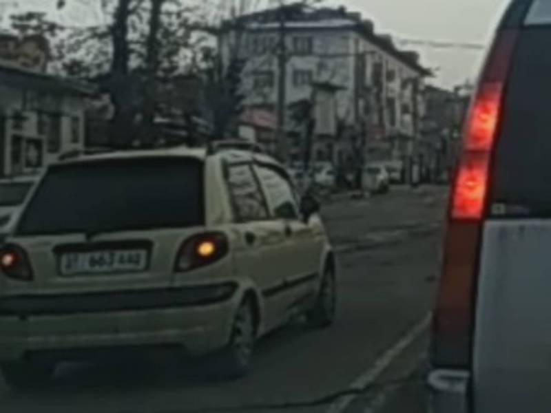 В городе Ош на проспекте Масалиева массовое нарушение ПДД, - очевидец (видео)