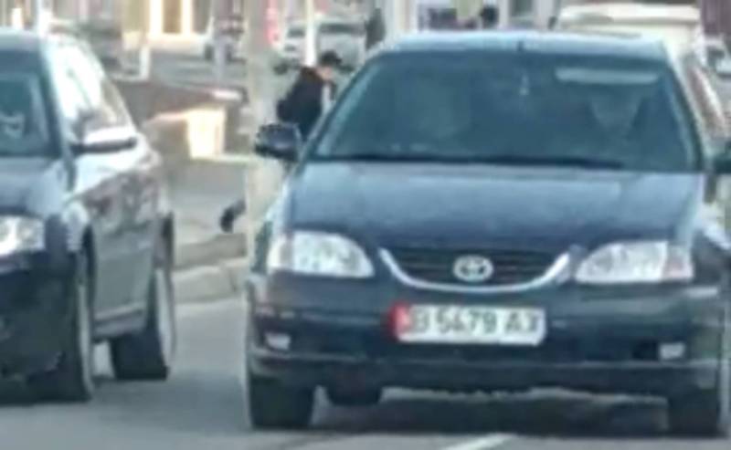 В Бишкеке на Малдыбаева водители паркуются напротив КГУСТА и создают пробку (видео)