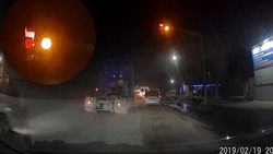 На перекрестке в Новопавловке светофор не мигая переключается с зеленого на желтый, - житель (видео)