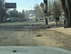Бишкекчанин пожаловался на дыры на дороге на Ауэзова-Токмакская, которую ремонтировали два года назад