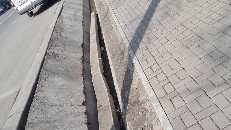 В Бишкеке на ул.Токтоналиева в арыке лежит бетонный столб, - горожанин (фото)