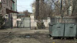 В Бишкеке на улице Чуйкова мусорные баки кочуют по улице, - горожанин