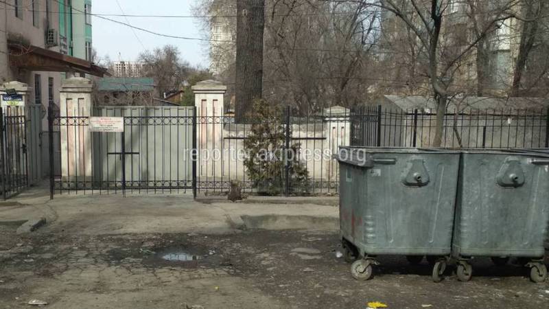В Бишкеке на улице Чуйкова мусорные баки кочуют по улице, - горожанин