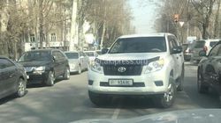 На Тыныстанова водитель «Тойоты» оставил авто на проезжей части дороги и ушел (фото)