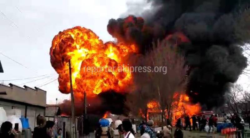 Крупный пожар на Ден Сяопина. Горят дома, машины. Новые фото и видео