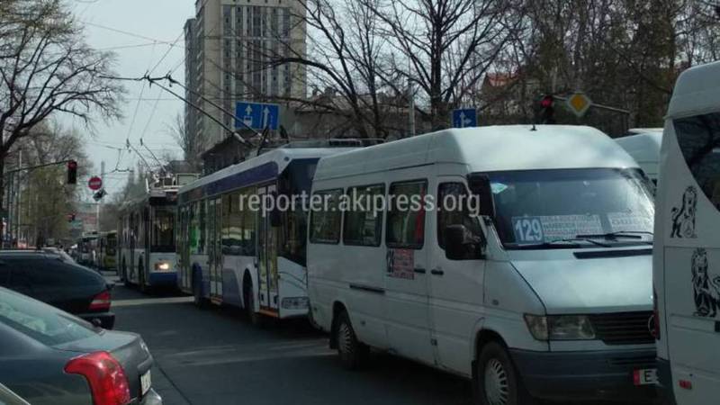 На улице Киевской в районе площади Ала-Тоо автомобильные пробки, - очевидец (фото)