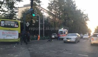 В центре Бишкека произошло ДТП с участием автобуса, есть пострадавшие <i>(фото)</i>