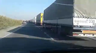 Видео — Ситуация на КПП «Ак-Тилек», где в основном проезжают грузовики, на кыргызско-казахской границе