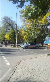 На Токтогула - Молодой Гвардии в Бишкеке накренился светофор (фото)