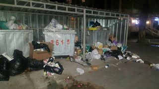 Уже как третий день не убирают мусор на пересечении улицы Боконбаева и бульвара Эркиндик, - читатель (фото)