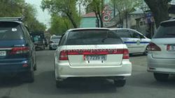 На Горького - Абая водитель «Хонды» оставил машину на проезжей части дороги (фото)