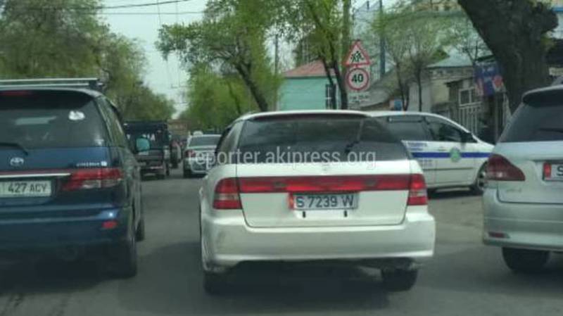 На Горького - Абая водитель «Хонды» оставил машину на проезжей части дороги (фото)