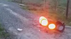 На Алыкулова - Омуракунова лежит светофор на дороге (видео)
