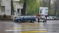 На Московской - Тоголок Молдо водитель «Мазды» припарковался на пешеходном переходе (фото)