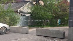 В Бишкеке на ул.К.Ташиева перекрыта бетонными блоками (фото)