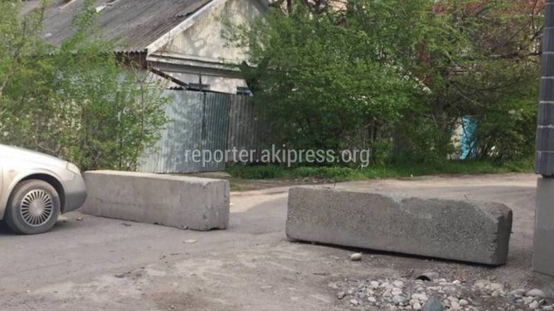 В Бишкеке на ул.К.Ташиева перекрыта бетонными блоками (фото)