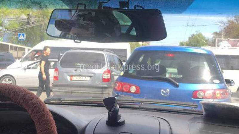 На Байтик Баатыра - Ахунбаева образовалась пробка из-за неработающего светофора (фото)