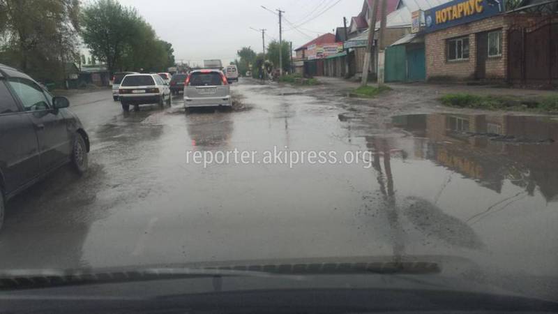 В селе Новопавловка дождевая вода топит часть улицы Фрунзе (фото)