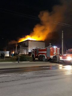 Фото, видео — Пожар минувшей ночью в Бишкеке, где сгорела мансарда дома и 3 машины