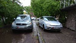 На Уметалиева - Манасчы Сагынбая «Тойота» и «Форд» перегородили проход (фото)