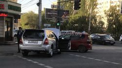 На Ибраимова и Московской водители «Субару» и «Хонда Фит» припарковались на пешеходном переходе (фото)