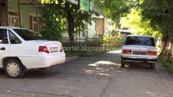 В Жалал-Абаде на ул.Эркиндик автомобили до сих пор паркуются на тротуаре (фото)