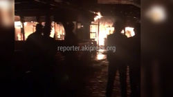 Видео — В парке Панфилова ночью сгорело кафе