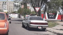 На Льва Толстого–Ибраимова автомобиль третий день припаркован на проезжей части дороги (фото)