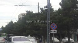На Юнусалиева-Суеркулова водители такси нарушают правила парковки (фото)