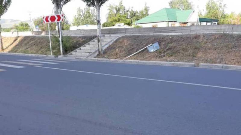 На Малдыбаева-Камской сломан дорожный знак