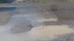 На ул.Саадаева прорвало водопровод, вода третий день подмывает дорогу (фото)