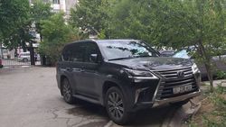 На Абдрахманова–Киевской водитель «Лексуса» припарковался на тротуаре (фото)