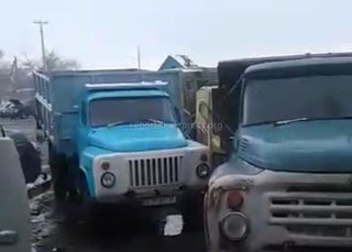 Видео - В Кара-Балте грузовики съезжаются на угольный склад