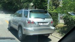 На Фрунзе–Гоголя водитель «Лексуса» припарковал авто перед светофором, заняв полосу движения (фото)