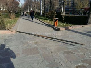 Горожанин просит убрать торчащую трубу на тротуаре на Чуй-Манаса <i>(фото)</i>