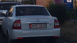 На Киевской – Шопокова водитель «Лады Приоры» припарковался под знаком «Остановка и стоянка запрещена» (фото)