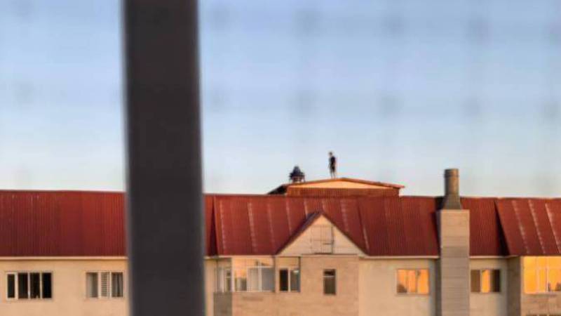 На Московской – Умуталиева подростки пели и танцевали на крыше 12 этажного дома (видео)